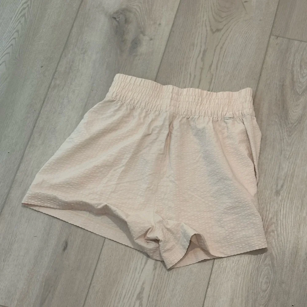 Vuori women's oat cream textured Villa shorts